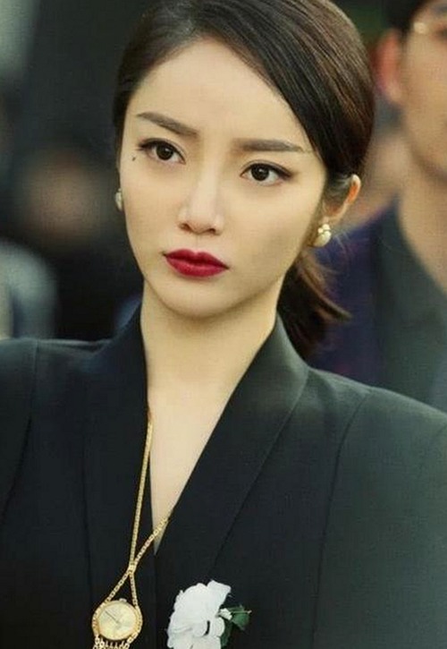 网红司晓迪自曝睡遍顶流引爆热议，多方工作室紧急辟谣引关注